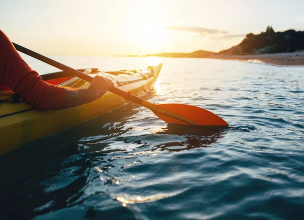 Dekat Dengan Pria Yang Memegang Dayung Kayak Kayaking Mendayung Kano — Stok Foto