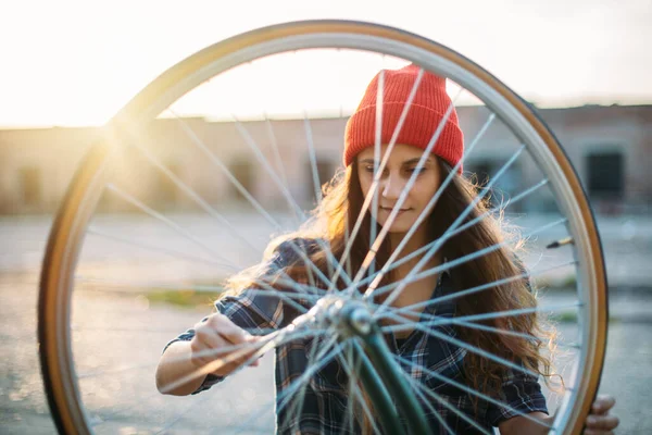 Nettes Mädchen Mit Rotem Hut Repariert Ihr Fahrrad Freien — Stockfoto