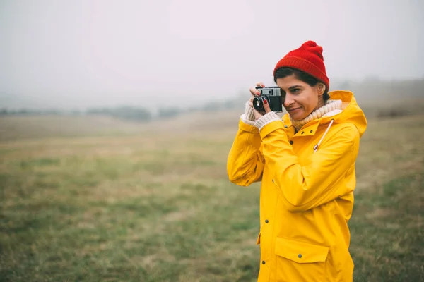 Fotografer Muda Hiking Menikmati Pengambilan Gambar Berkabut Pemandangan Pada Hari — Stok Foto