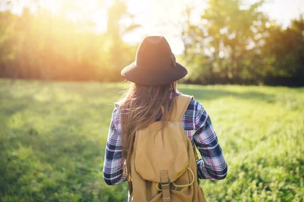 Turis Gadis Dalam Topi Berjalan Melalui Hutan — Stok Foto