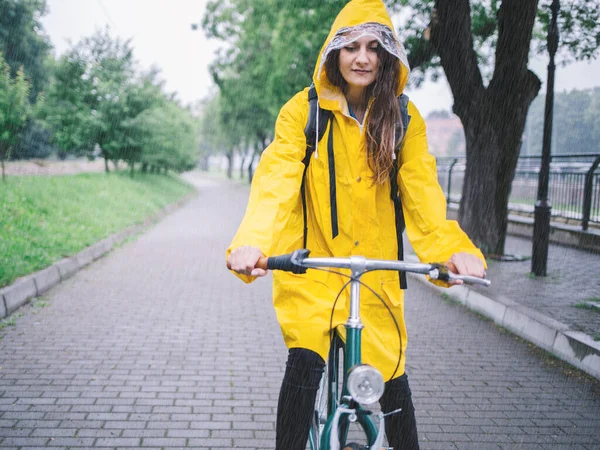 Jovem Casaco Amarelo Andar Bicicleta Parque — Fotografia de Stock