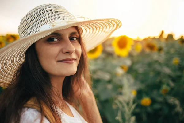Gadis Dengan Bunga Matahari Potret Wanita Muda Dengan Topi Jerami — Stok Foto