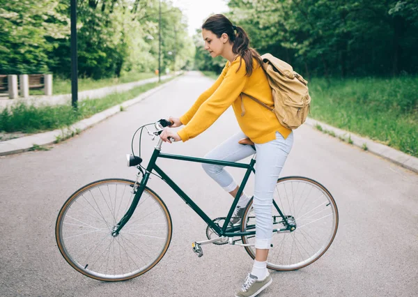 Mulher Bonito Camisola Amarela Passeio Bicicleta Parque — Fotografia de Stock
