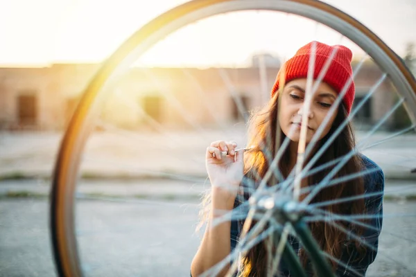 Menina Bonito Chapéu Vermelho Fixando Sua Bicicleta Livre — Fotografia de Stock