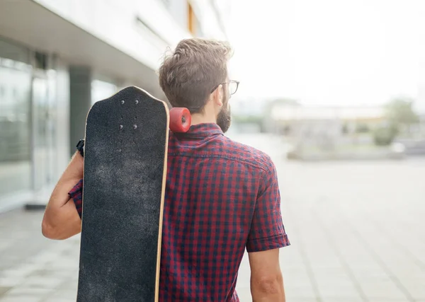Seorang Pria Membawa Skateboard Punggungnya — Stok Foto
