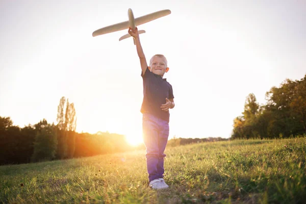 Boy Menikmati Bermain Dengan Model Pesawat Terbang Anak Laki Laki — Stok Foto