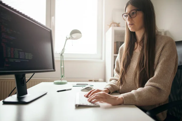 Mujer Joven Que Trabaja Computadora Desde Oficina Casa —  Fotos de Stock