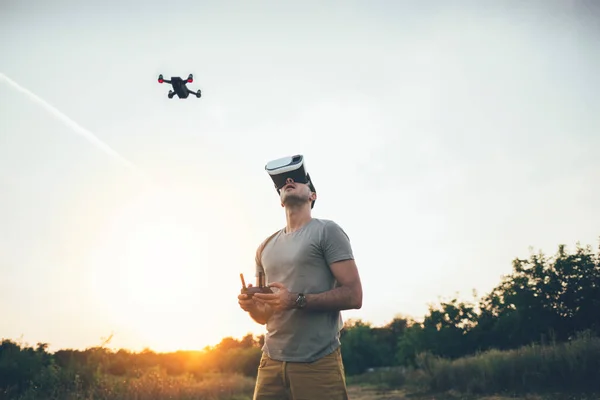 Pria Dalam Gelas Bermain Dengan Drone Langit — Stok Foto