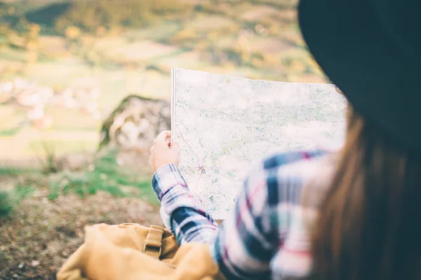 Turis Gadis Memegang Peta Panduan — Stok Foto