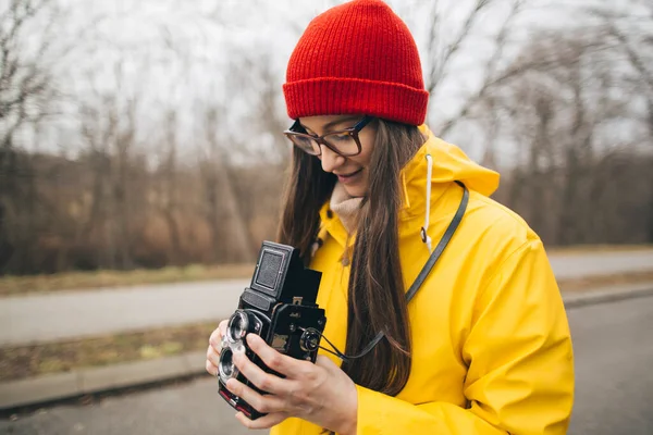 Perempuan Fotografer Dengan Jas Hujan Kuning Dengan Kamera Format Medium — Stok Foto