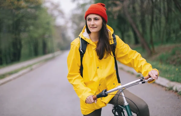Mulher Chapéu Vermelho Casaco Amarelo Livrando Bicicleta — Fotografia de Stock