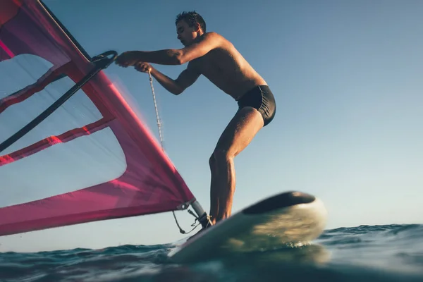 Joven Levanta Vela Tabla Windsurf Surfista Balanceándose Tabla Surf Viento — Foto de Stock