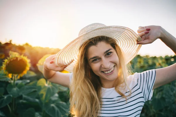 Wanita Muda Cantik Lapangan Bunga Matahari Joy Kebahagiaan Kebebasan — Stok Foto
