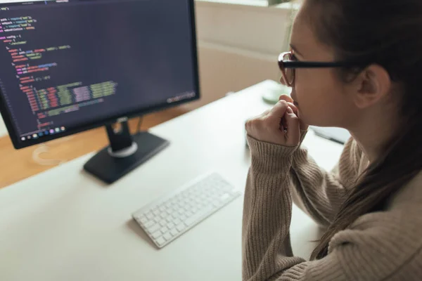 Una Joven Programando Oficina Joven Programadora Leyendo Códigos Computadora Escritorio —  Fotos de Stock