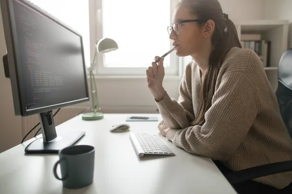 Mujer Joven Centrada Lectura Códigos Informáticos Joven Mujer Negocios Trabajando —  Fotos de Stock