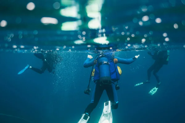 Muž Potápění Pod Vodou Skalnatým Dnem Pozadí — Stock fotografie