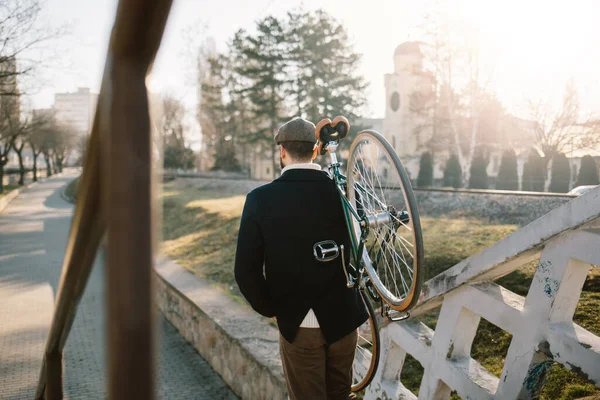 ชายฮ ปสเตอร กรยานก งสน ชายหนวดสน บการข กรยานในสวนสาธารณะ — ภาพถ่ายสต็อก