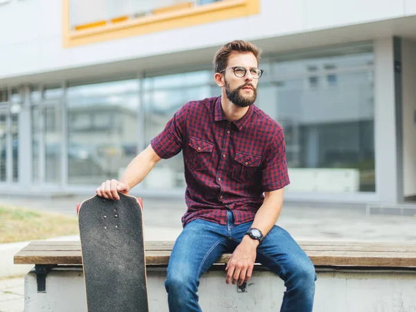 Pria Berjanggut Duduk Bangku Dengan Skate — Stok Foto