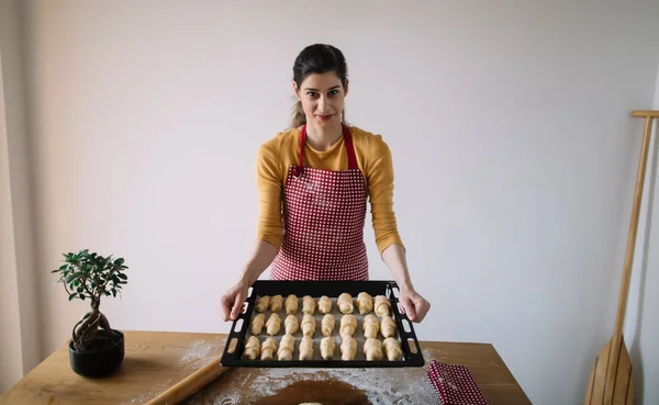 Vrouw Bakkende Ovenschotel Vol Met Broodjes Zelfgebakken Broodjes Gebak — Stockfoto