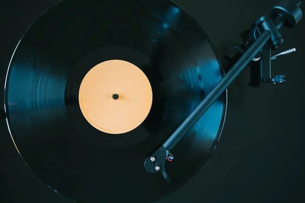 Blisko Gramofonu Grającego Płytę Winylową — Zdjęcie stockowe