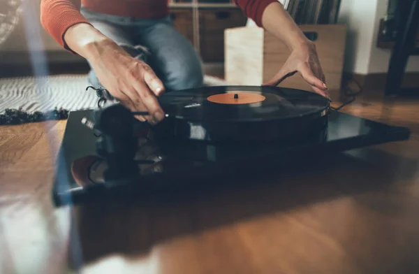 Tocando Vinilo Recortado Disparo Mujer Sentada Suelo Tocando Música Tocadiscos —  Fotos de Stock