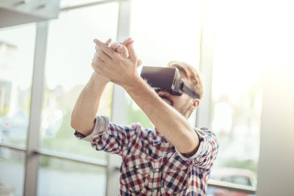 Pemuda Berkacamata Viar Pria Bermain Dengan Kacamata Virtual Reality — Stok Foto