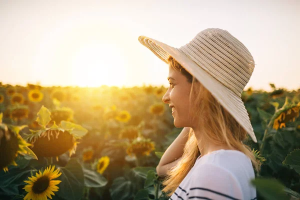 Wanita Hipster Dengan Topi Jerami Lapangan Bunga Matahari Gadis Perjalanan — Stok Foto