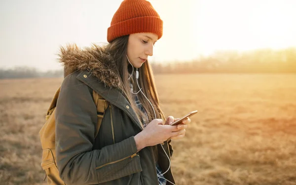 Gadis Hipster Menggunakan Telepon Pintar Luar Ruangan Pesan Teks Wanita — Stok Foto