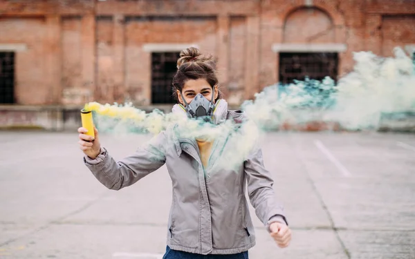 Donna Maschera Antigas Con Spray Fumo Colorato — Foto Stock