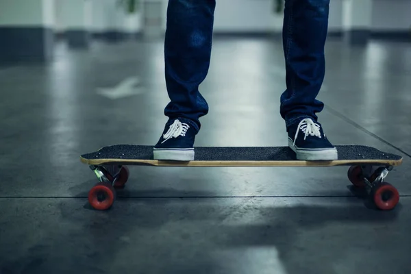 Skateboarden Close Van Schaatsbenen Longboard — Stockfoto