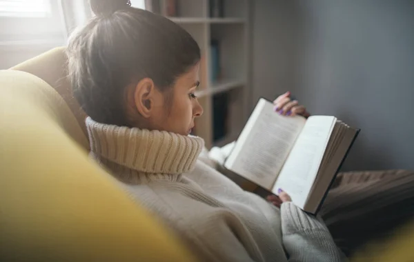 Jovem Mulher Lendo Livro Casa Tempo Lazer Conceito Estilo Vida — Fotografia de Stock