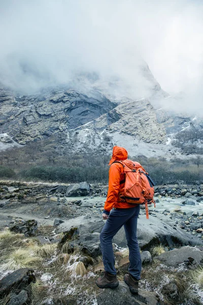 Tampilkan Pendaki Gunung Dengan Ransel Duduk — Stok Foto