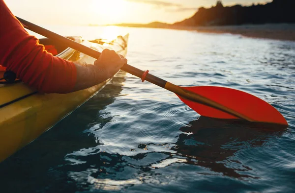 Dekat Dengan Pria Yang Memegang Dayung Kayak Kayaking Mendayung Kano — Stok Foto