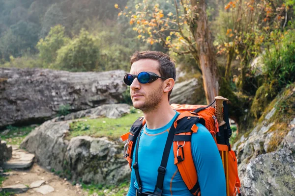 Homem Turista Com Mochila Fundo Madeira — Fotografia de Stock