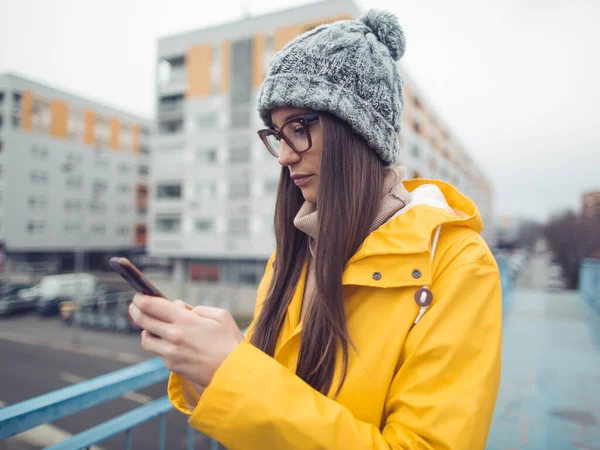 Milenyum Kızı Cep Telefonuyla Internette Sohbet Ediyor Milenyum Kadını Akıllı — Stok fotoğraf