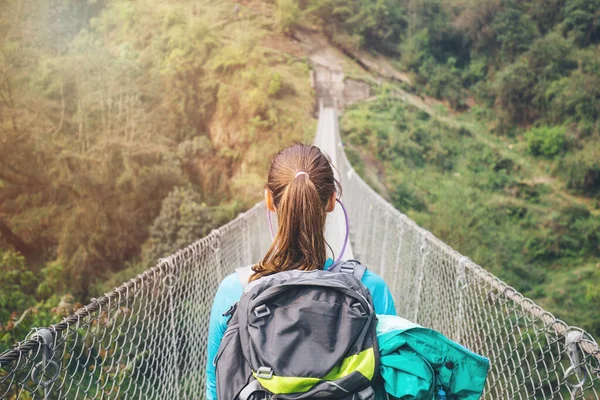 Gadis Pejalan Kaki Menyeberangi Jembatan — Stok Foto