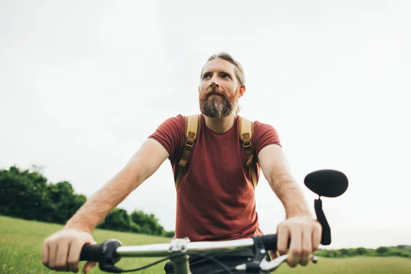Молодий Чоловік Їде Велосипеді Фоні Літнього Зеленого Поля — стокове фото