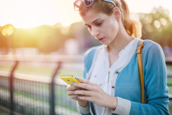 Wanita Muda Sms Ponsel Pintar Senyum Wanita Sms Sms Taman — Stok Foto