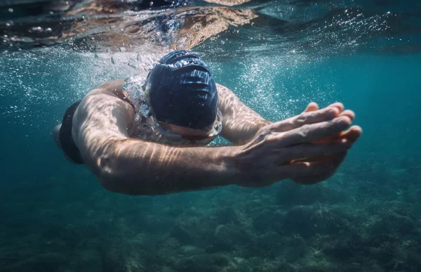 Seorang Pria Berenang Dalam Air — Stok Foto