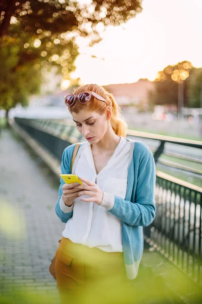 Wanita Muda Sms Ponsel Pintar Senyum Wanita Sms Sms Taman — Stok Foto