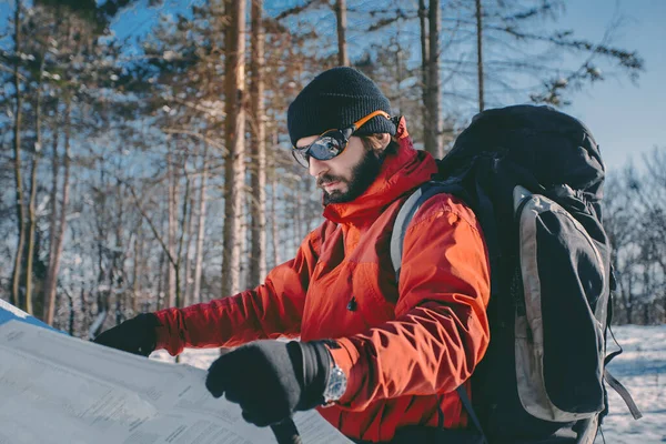 Man Wandelaar Het Winterbos — Stockfoto