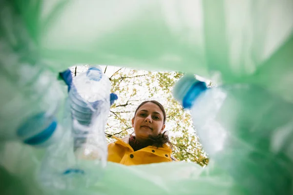 Wanita Mengumpulkan Sampah Plastik Tilik Dari Paket — Stok Foto