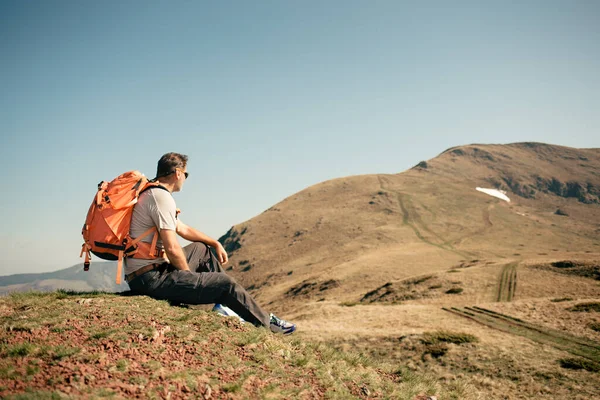 Homem Turista Com Uma Mochila Caminhadas Nas Montanhas — Fotografia de Stock