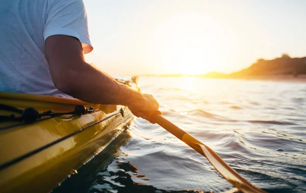 Mann Kajak Fahren Auf Üppigem Meerwasser Bei Sonnenaufgang Sommerzeit — Stockfoto