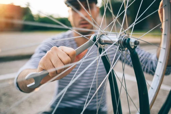 Junge Mit Grauem Hut Repariert Fahrrad Freien — Stockfoto