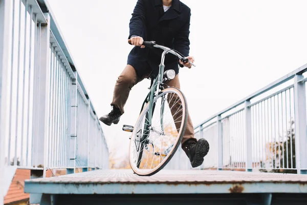 Hipster Pria Dengan Sepeda Bersenang Senang Pria Berjanggut Menikmati Bersepeda — Stok Foto