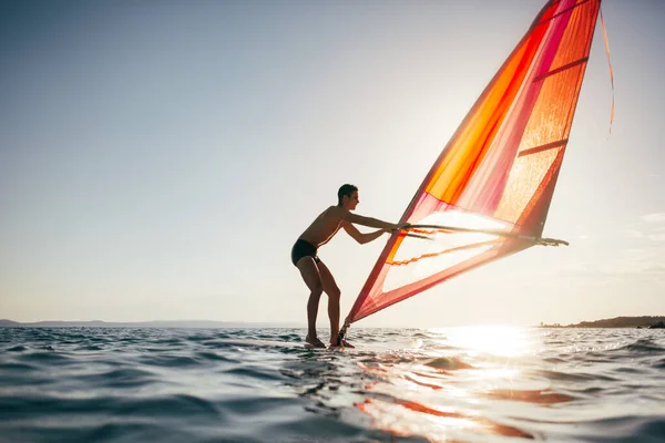 Windsurfer Cogiendo Viento Surfista Navegando Tabla Windsurf — Foto de Stock