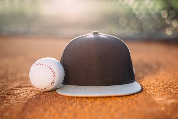 Beyzbol Şapkası Topu Sahada — Stok fotoğraf