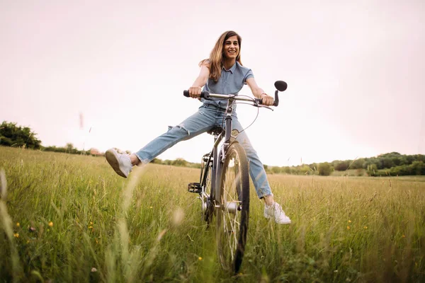 สาวสวยข กรยานบนสนามส — ภาพถ่ายสต็อก