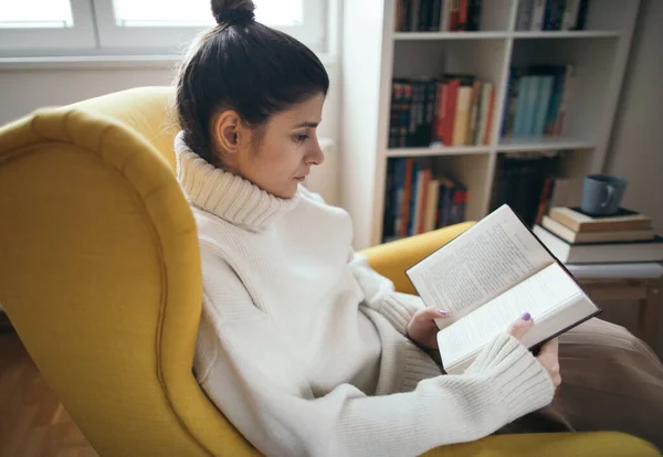 Jovem Mulher Lendo Livro Casa Tempo Lazer Conceito Estilo Vida — Fotografia de Stock